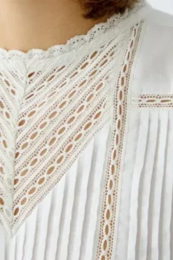 OUI Baumwollbluse stilvolle Falten, verspielte Rüschen und elegante Spitze cloud dancer A-Shape Langarm