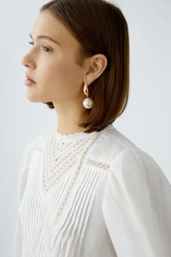 OUI Baumwollbluse stilvolle Falten, verspielte Rüschen und elegante Spitze cloud dancer A-Shape Langarm